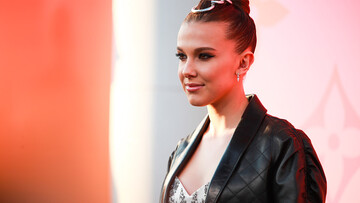 10 ντυσίματα της Millie Bobby Brown που αποδεικνύουν γιατί θεωρείται η πιο στυλάτη 15χρονη