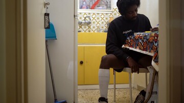 Πλακάκια: Δείτε τη νέα ταινία της Εύης Καλογηροπούλου με πρωταγωνιστή τον Νέγρο του Μοριά