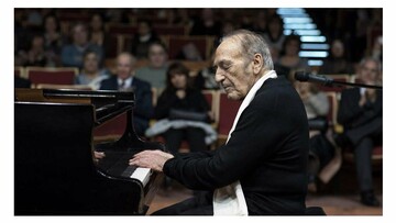 Σε τι ωφελεί να παίζουμε Μπετόβεν όταν οι άνθρωποι πεινούν;