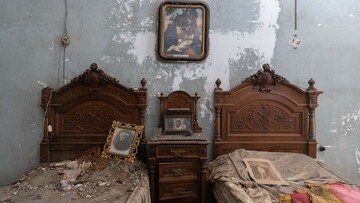 Aπό όλα τα εγκαταλελειμμένα δωμάτια, η κρεβατοκάμαρα λέει τα πιο πολλά
