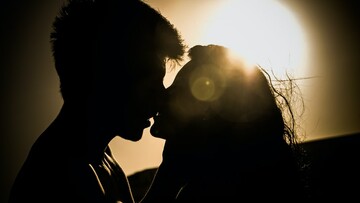 Γιατί οι καλοί άνθρωποι κάνουν περισσότερο σεξ; (Σύμφωνα με τον Δαρβίνο πάντα!)