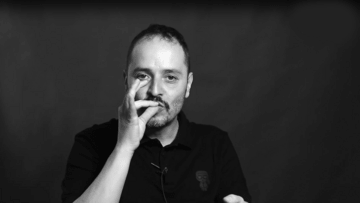 TETAΡΤΗ Αλέξανδρος Τσουβέλας: «Προσπαθώ να μην έχω θλίψη μέσα μου για να δίνω χαρά στον κόσμο»