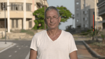 Ένας Ελληνοκύπριος περπατά στα ερειπωμένα Βαρώσια