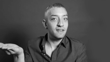 Γιάννης Κατινάκης:«Κάθε πρωί που πήγαινα σχολείο περίμεναν στην πόρτα για να με χτυπήσουν»