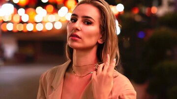 Η Kid Moxie λάμπει στο Shine