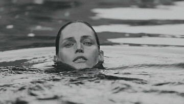Το μοντέλο Vivien Solari κολυμπάει γυμνή στα παγωμένα νερά