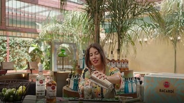Η Ζωή Παρασίδη μαθαίνει μπροστά στην κάμερα να φτιάχνει Bacardi Pina Colada και αποκαλύπτει τις γευστικές τάσεις στην Αθήνα