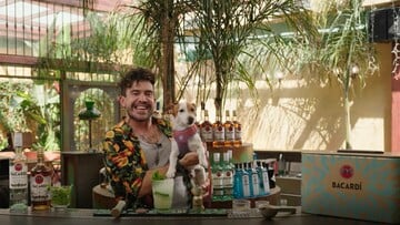 Ο Dave in Athens φτιάχνει Bacardi Mojito όπως θέλει και φέρνει βραζιλιάνικο αέρα στην Αθήνα