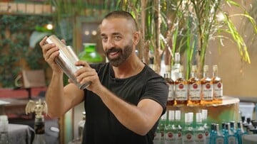 Ο Γιάννης Λάσκος μαθαίνει να φτιάχνει Bacardi Daiquiri και δίνει στυλιστικά tips για το σαββατιάτικο bar hopping