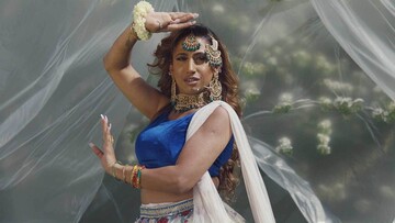Πώς μια trans γυναίκα αγκάλιασε τη θηλυκότητα της και την πολιτιστική της κληρονομιά