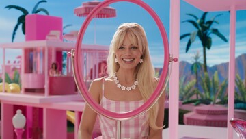 Η Margot Robbie μας ξεναγεί στο ονειρεμένο σπίτι της Barbie