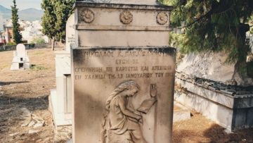 Οι νεκροί φύγανε. Aπο τον Κυριάκο Χαρίτο