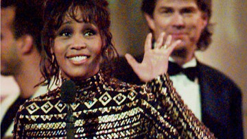 Κάνοντας unboxing το λαμπερό φόρεμα που φορούσε η Whitney Houston στα βραβεία Grammy το 1994