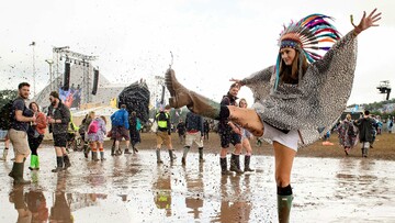 After-hours πάρτι στις λάσπες του Glastonbury