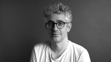 «Οι κωμικοί μπορεί να βρεθούμε σε μια κηδεία και το βράδυ να αστειευόμαστε με αυτό»
