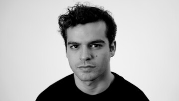 O Γιάννης Τσουμαράκης διαβάζει το Υστερόγραφο του Γιώργου Στογιαννίδη