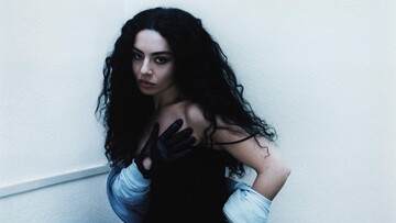 Η Charli XCX δεν μπορεί να ζήσει χωρίς αυτά τα 10 αντικείμενα