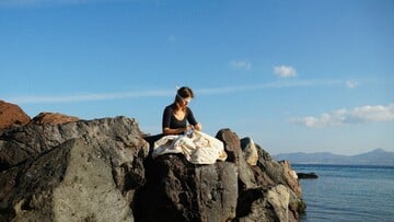 H Anna Pakosz υφαίνει στα τυφλά 