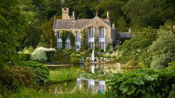 Μέσα στους καταπράσινους κήπους του Gresgarth Hall
