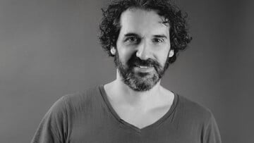 «Ο δαίμονας του τραυλισμού δεν φεύγει ποτέ – αλλά στη σκηνή σωπαίνει»