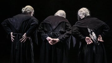 Οι γριές που μαζεύουν την τσουκνίδα