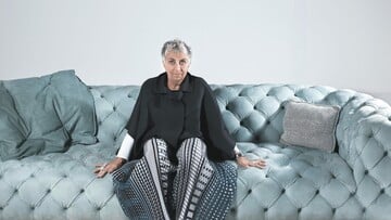 Μια ματιά στη μιλανέζικο studio της ριζοσπαστικής σχεδιάστριας Paola Navone