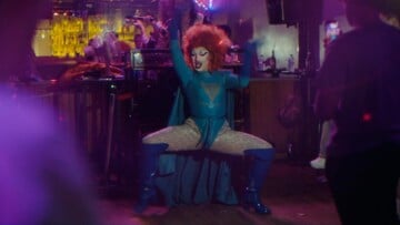 Η drag artist Florence Konstantina Delight αρνείται να βυθιστεί στις σκιές