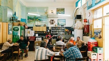 Όταν λέμε καφενείο, εννοούμε καφέ, μεζέ, κρασιά και τσίπουρα