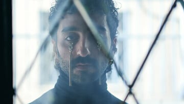 Κάπου περνούσε μια φωνή