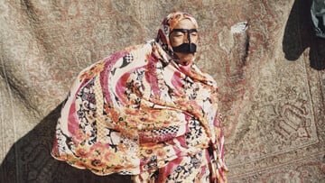 'Ενας Γάλλους ψυχίατρος, μία Ιρανή καλλιτέχνιδα και η εμμονή με τα πτυχωτά ενδύματα