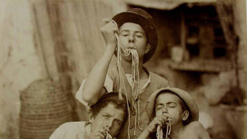 Κάποτε το να τρως μακαρόνια με τη χούφτα ήταν θέαμα του δρόμου