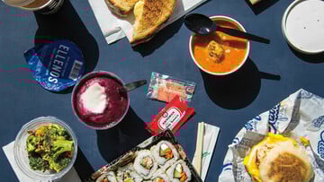 Γιατί πληρώνουμε χρυσό το φαγητό στο αεροδρόμιο;