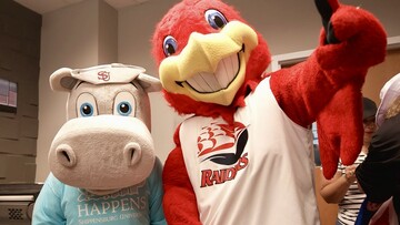 Και μασκότ να θες να γίνεις, πάλι από σχολείο θα περάσεις