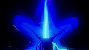 Χορεύοντας Pole Dancing πάνω σε κινούμενα φορτηγά