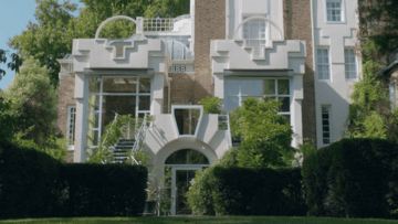 The Cosmic House: Ένα μεταμοντέρνο ορόσημο ανοίγει τις πόρτες του