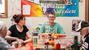 Ιδιοκτήτης, σερβιτόρος, μάγειρας 