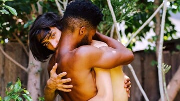 Κράτα με λίγο ακόμη. Κι εγώ θα κρατήσω εσένα/ από τον Πάνο Μιχαήλ