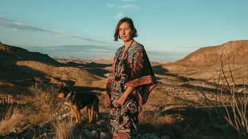 Μια καλλιτέχνης επανεφευρίσκει τον εαυτό της ζώντας στην άκρη του κόσμου