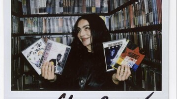 Η Charli XCX στην ντουλάπα της Criterion