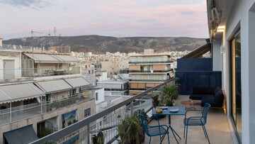 Είναι μικρό αλλά έχει θέα όλη την Αθήνα