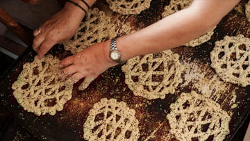 Δοκιμάζοντας ψιλοκούλουρα στην Καρπάθο