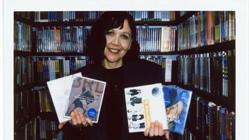 H Μάγκι Τζίλενχαλ κάνει μια βόλτα στην ντουλάπα της Criterion