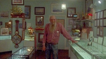 Τα μυστήρια του σύμπαντος σ' ένα κομμάτι θαλάσσιου γυαλιού