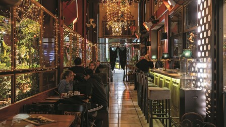 Urban Bar: Εδώ μαζεύονται τρεις διαφορετικές γειτονιές, και καθεμία έχει έναν καλό λόγο