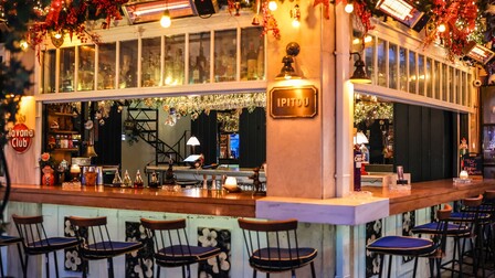 Ipitou the bar: Αυτό το street bar γιορτάζει όπως ξέρει, στον δρόμο, με μουσική και παρέες
