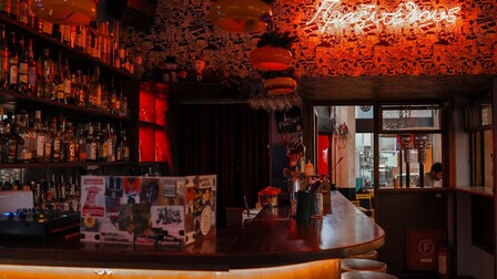 Πραξιτέλους bar: Εδώ και 16 χρόνια μάς προσφέρει τη διασκέδαση που αγαπάμε