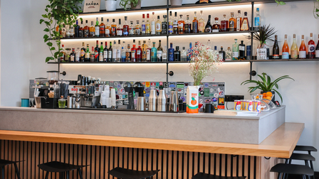 Commune: Specialty καφές, premium ποτά και μια συλλογή από βινύλια σε ένα νέο υβριδικό στέκι