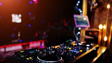 Enoo Napa b2b Da Capo και Mahmut Orhan έρχονται στο Bolivar Beach Club