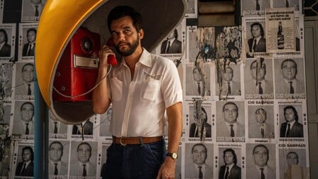 Ο Μυστικός Πράκτορας, που απέσπασε βραβείο σκηνοθεσίας στο 78ο Φεστιβάλ Καννών, αποτελεί ένα πιο περίπλοκο και πολυεπίπεδο χρονικό της πολιτικής σαθρότητας, φέτα απαιτητικού σινεμά που δεν χάνει την επαφή του με το συναίσθημα και την ανθρωπιά μέσα από σημαίνουσες, μεγάλες σε διάρκεια σκηνές, και μια εκλεκτική συλλογή τραγουδιών