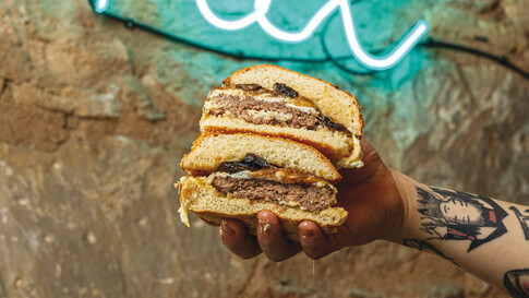 Pax Burgers: Ζουμερό μπιφτέκι με λόκαλ χαρακτήρα στο κέντρο της πόλης